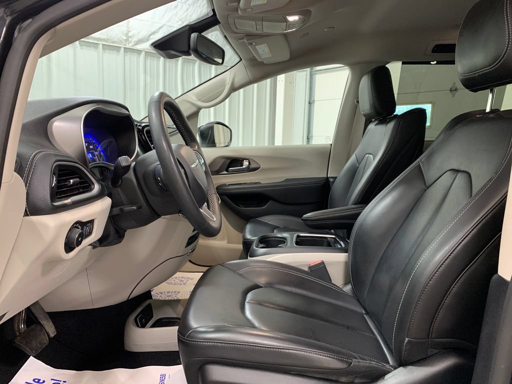 Used 2023 Chrysler Pacifica Touring-L w/ Uconnect Theater Family Group AWD/4WD image 17