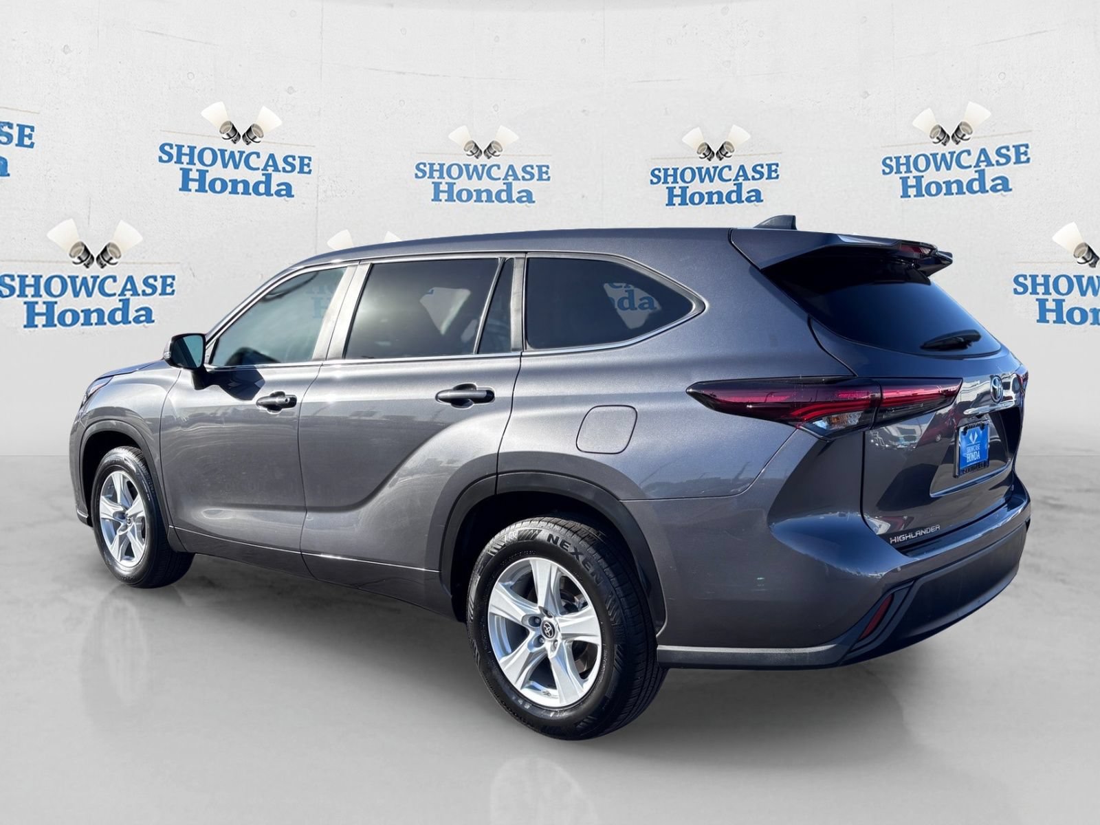Used 2024 Toyota Highlander LE FWD image 5