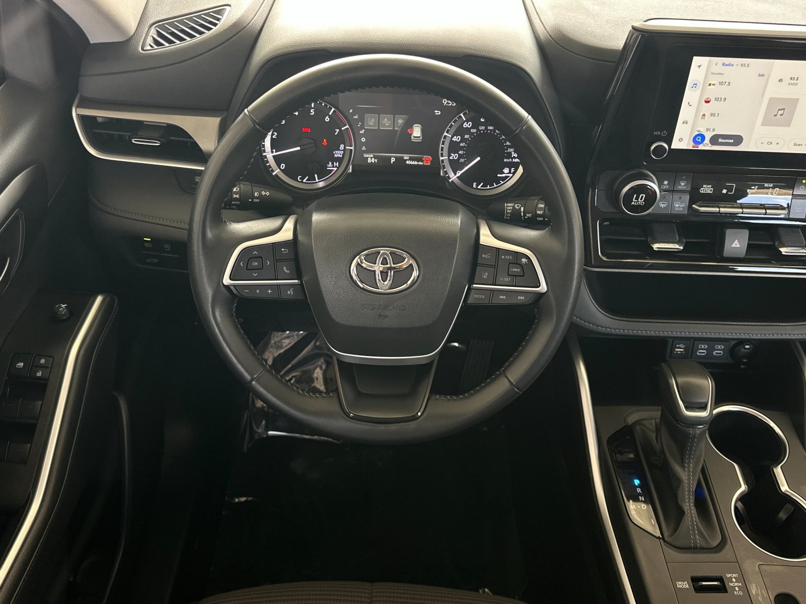 Used 2025 Toyota Highlander LE AWD/4WD image 13