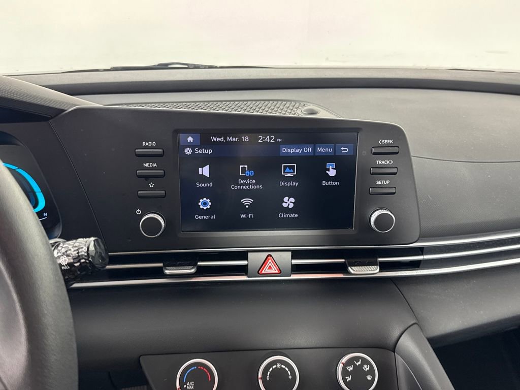 Certified 2025 Hyundai Elantra SE image 18