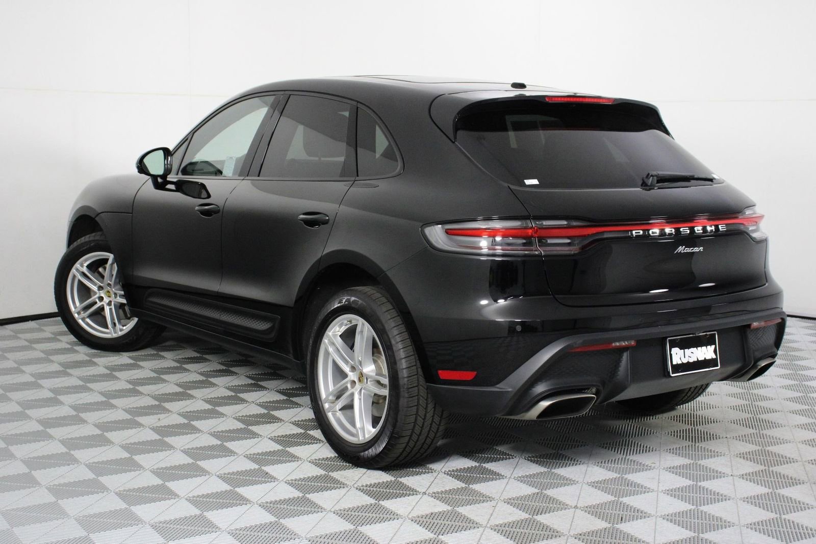 Certified 2025 Porsche Macan image 3
