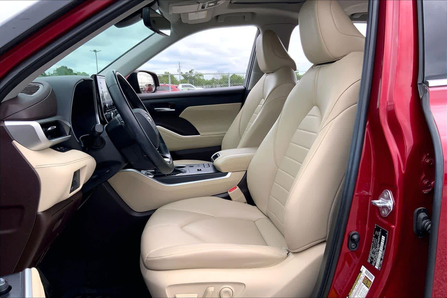 Used 2021 Toyota Highlander XLE FWD image 8