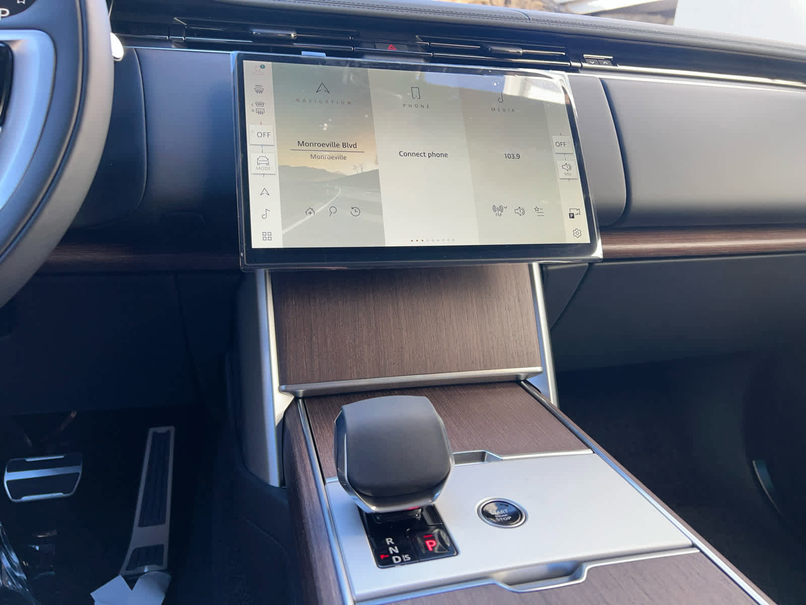 New 2025 Land Rover Range Rover SE image 9