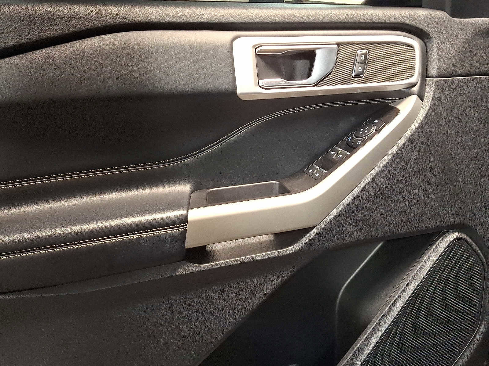 Used 2022 Ford Explorer XLT w/ Equipment Group 202A image 12