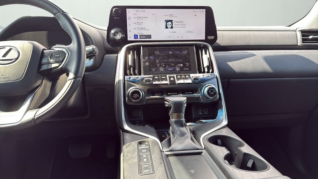 Used 2022 Lexus LX 600 4WD w/ Luxury Package image 13