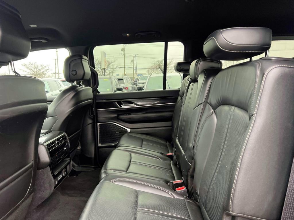 Used 2023 Jeep Wagoneer 4WD image 11