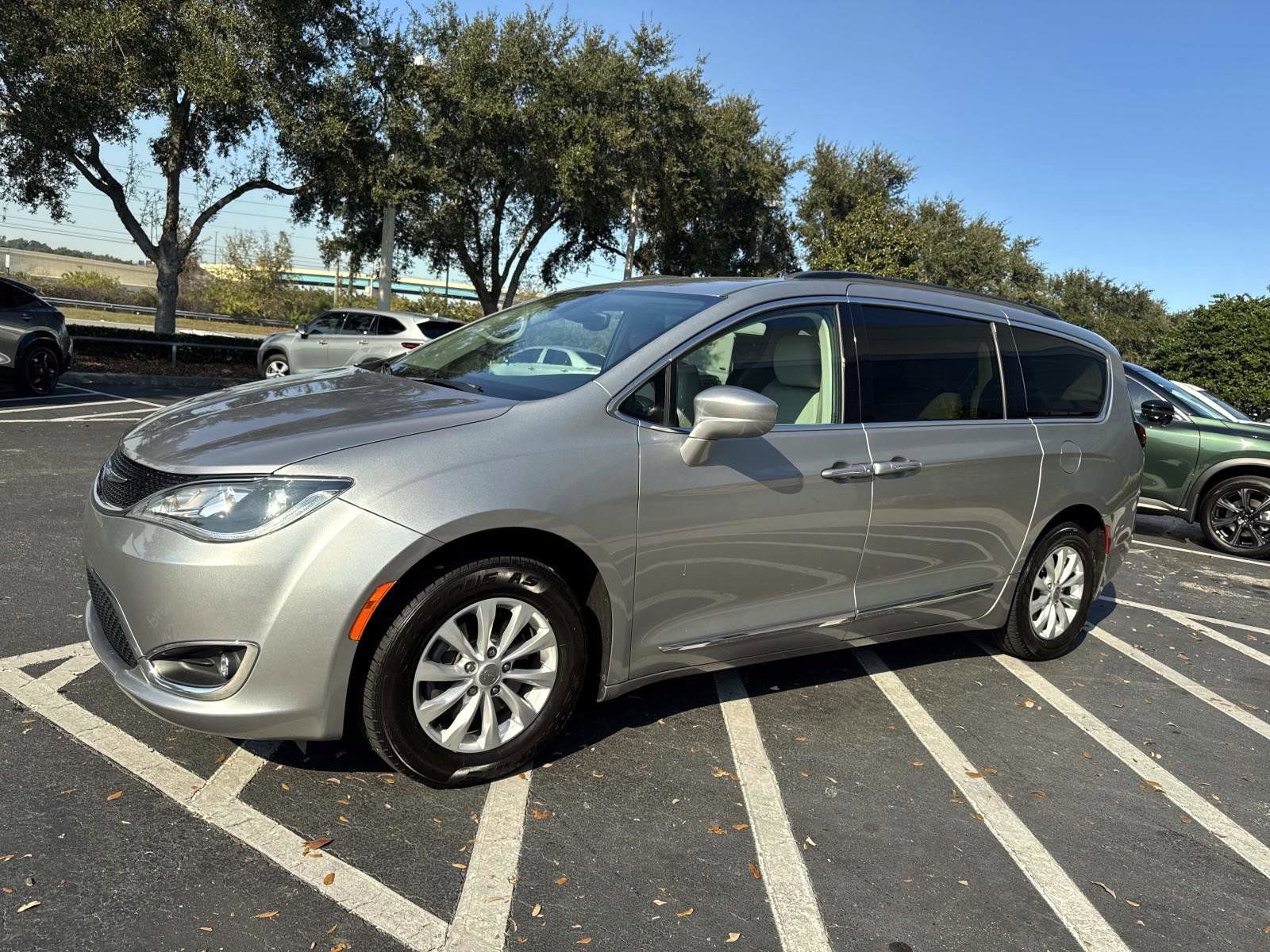 Used 2017 Chrysler Pacifica Touring-L image 5