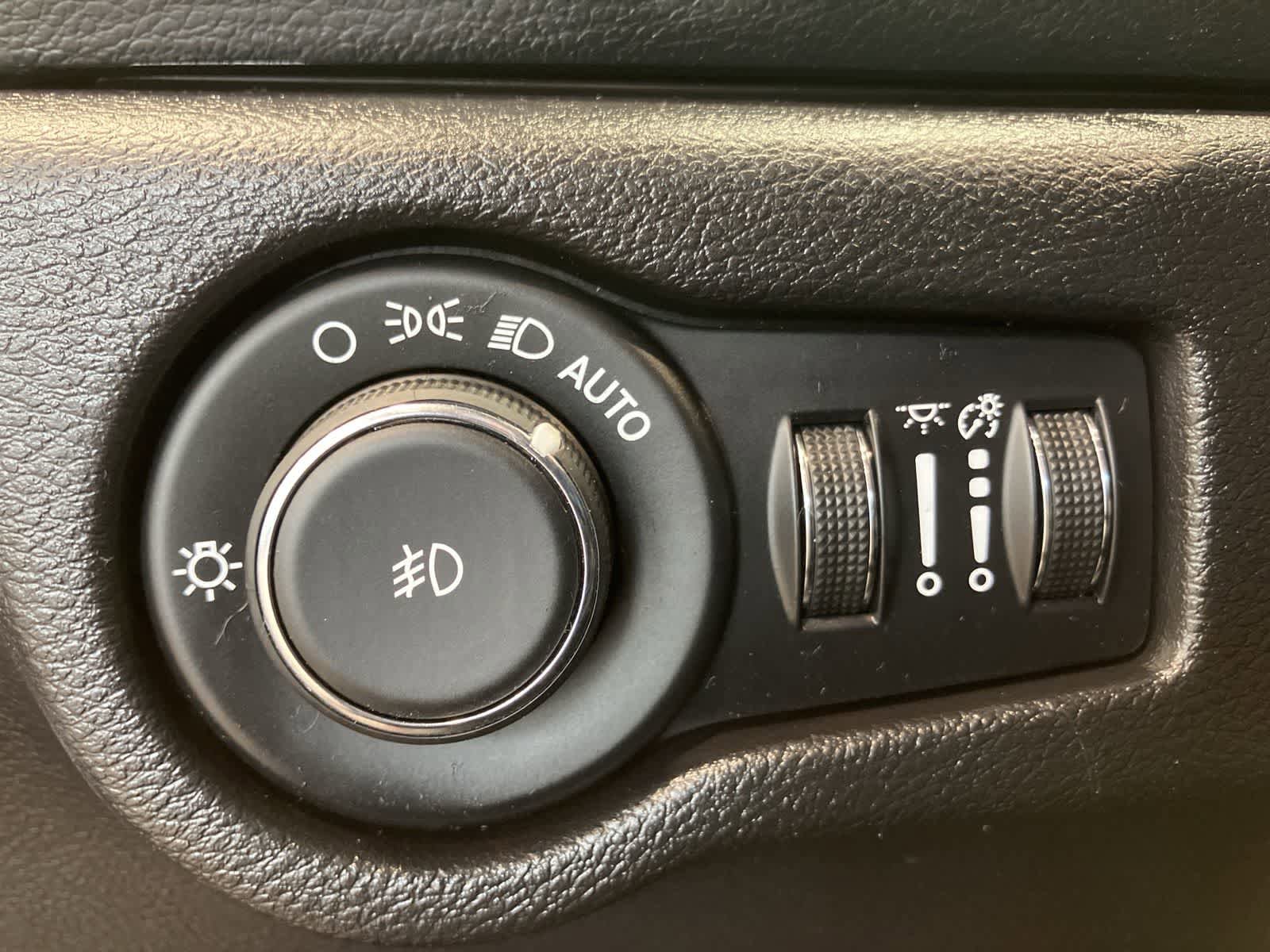 Used 2020 Chrysler Pacifica Touring-L FWD image 16