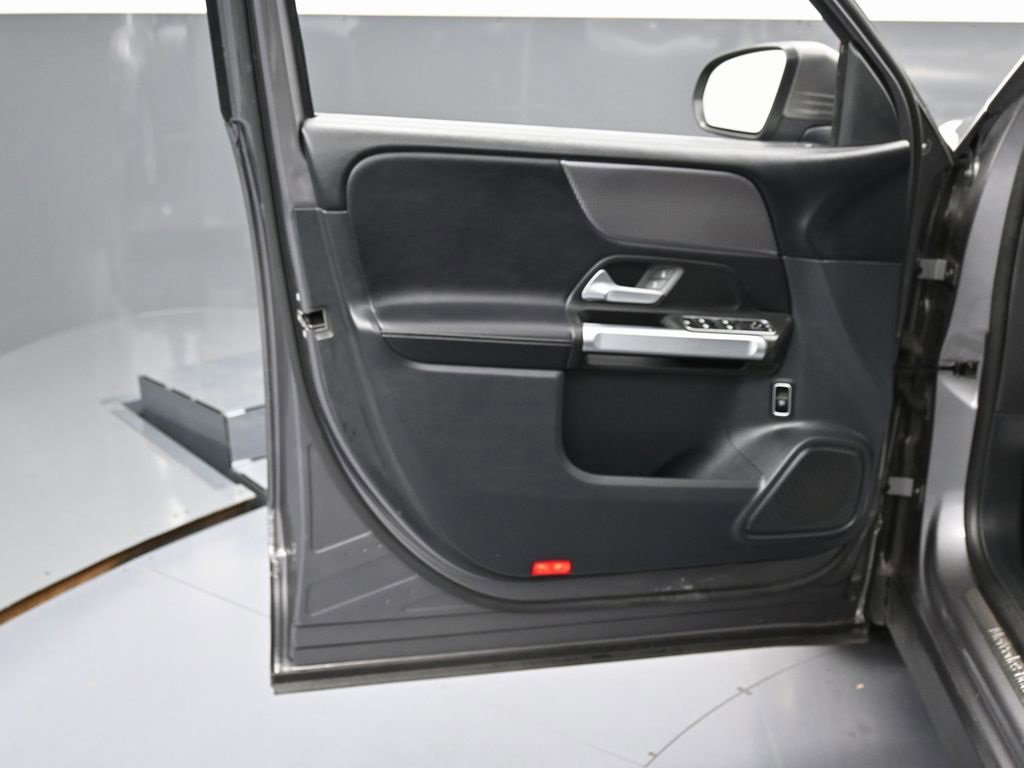 Used 2022 Mercedes-Benz GLB 250 w/ Premium Package Lite image 45