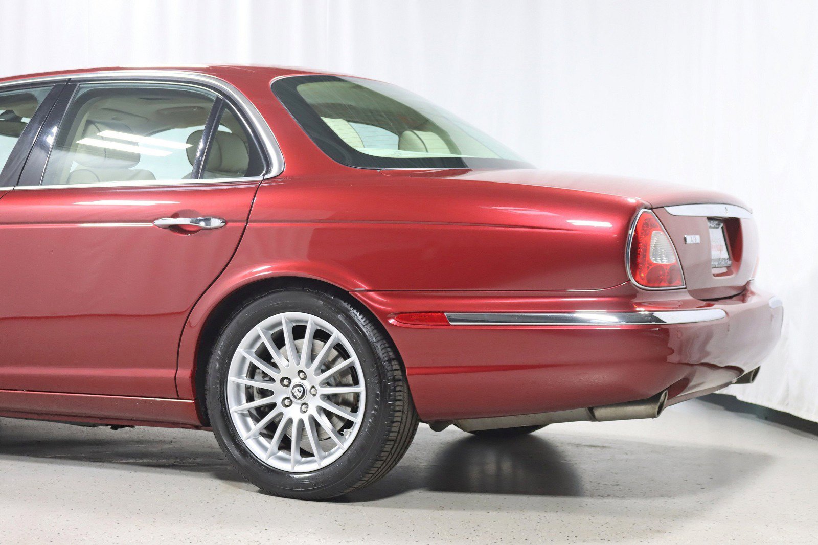 Used 2007 Jaguar XJ8 image 10