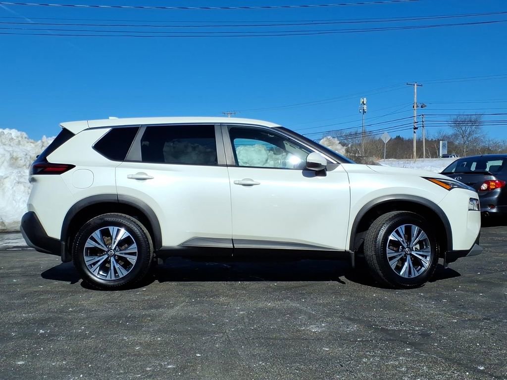 Used 2022 Nissan Rogue SV image 2
