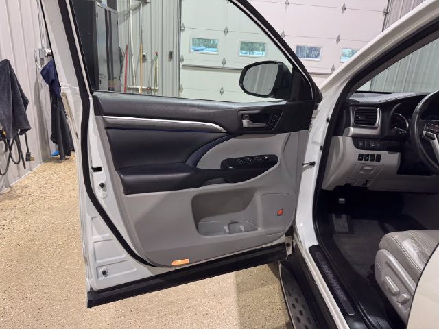 Used 2018 Toyota Highlander Limited Platinum AWD/4WD image 9