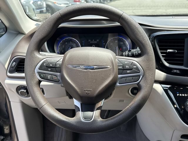Used 2017 Chrysler Pacifica Touring FWD image 18