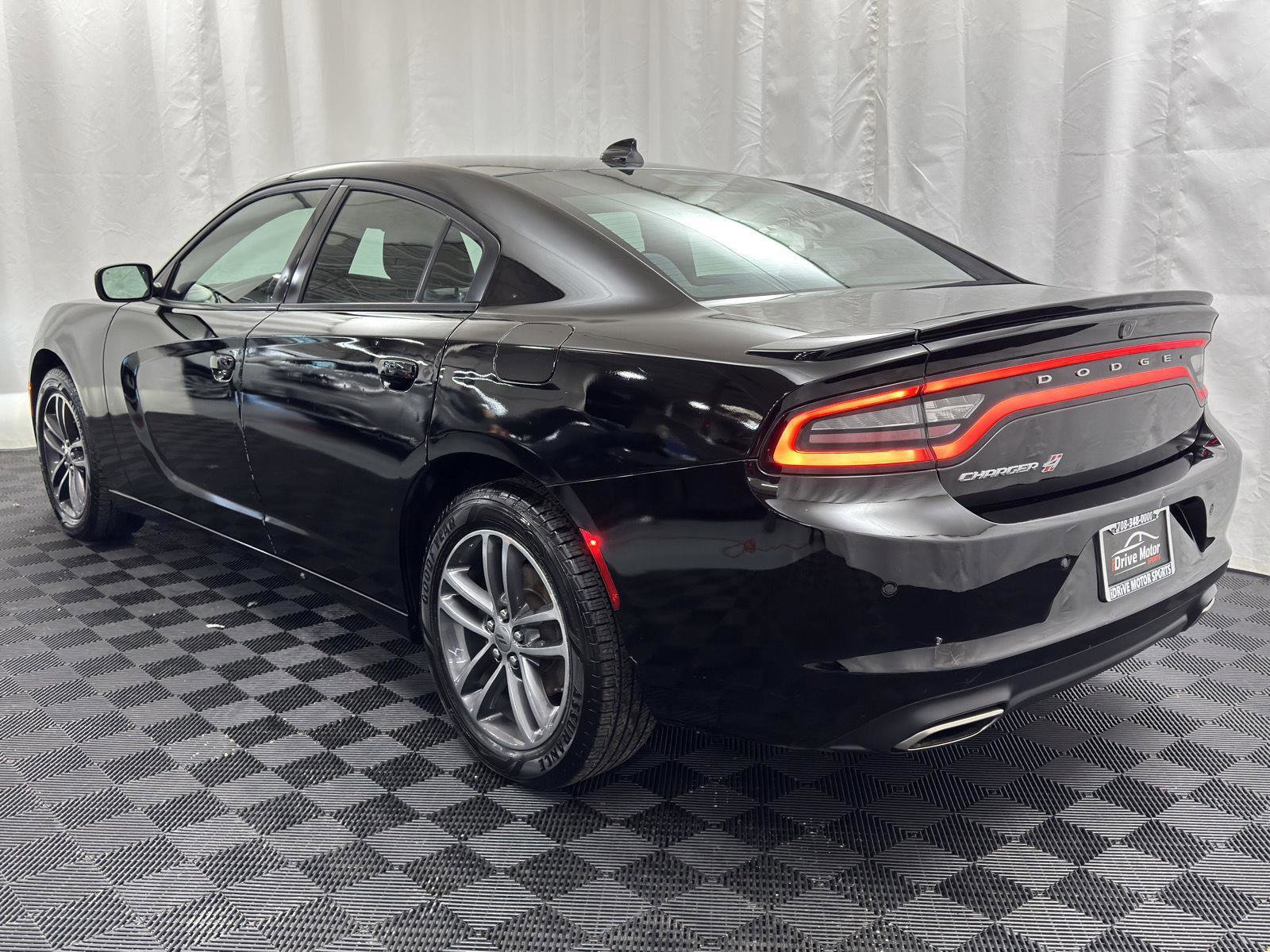 Used 2019 Dodge Charger SXT image 4