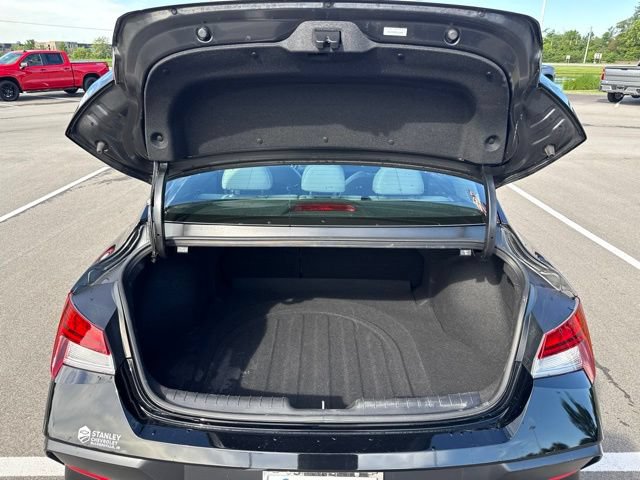 Used 2025 Hyundai Elantra Limited FWD image 32