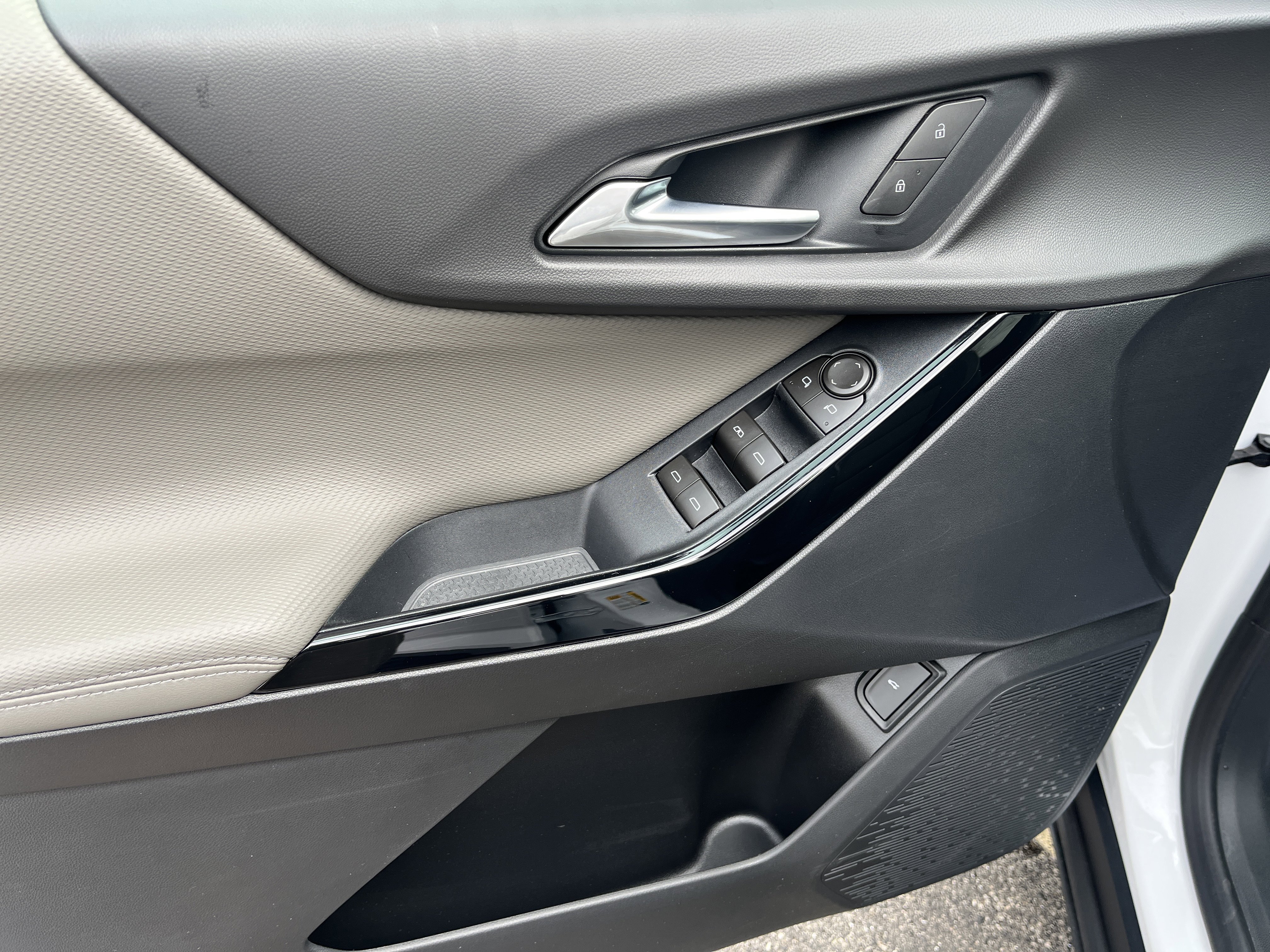 Used 2026 Chevrolet Equinox LT w/ Convenience Package II image 11