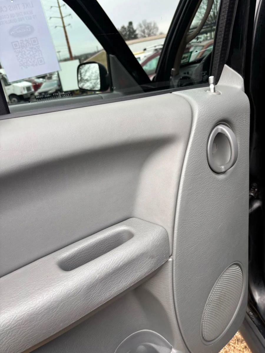 Used 2005 Jeep Liberty Renegade image 36