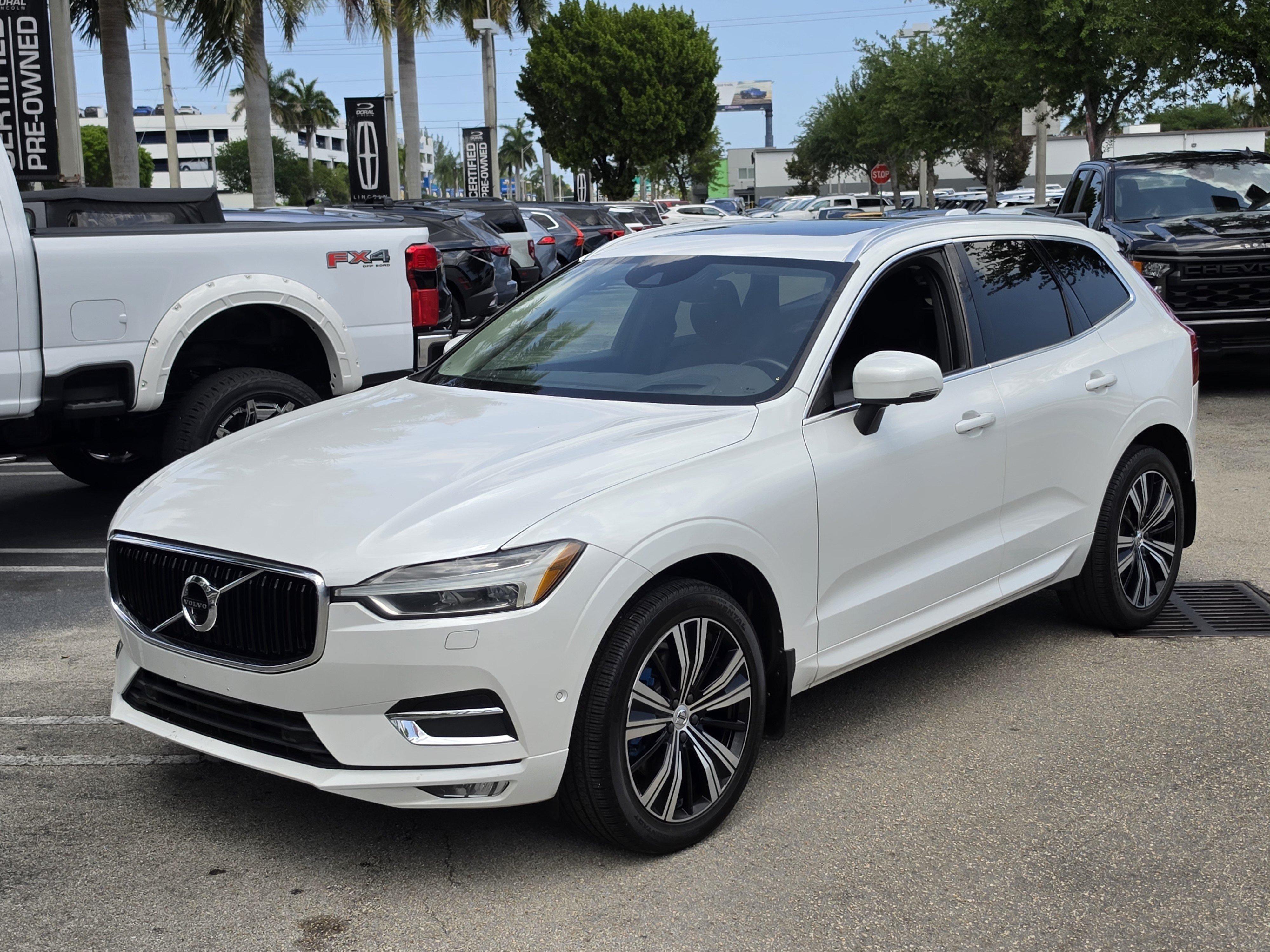 Used 2018 Volvo XC60 T6 Momentum w/ Advanced Package AWD/4WD image 3