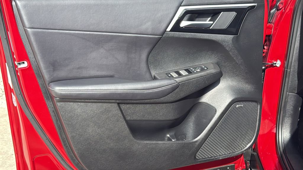 Used 2025 Mitsubishi Outlander SE image 11