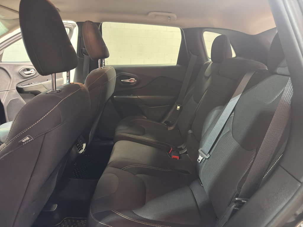Used 2016 Jeep Cherokee Latitude w/ Safety/Convenience Group AWD/4WD image 26