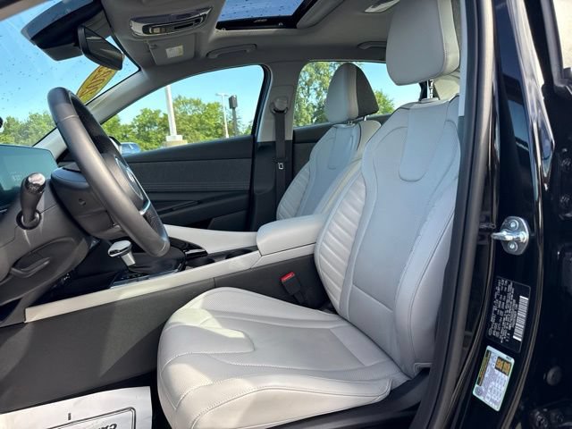 Used 2025 Hyundai Elantra Limited FWD image 16