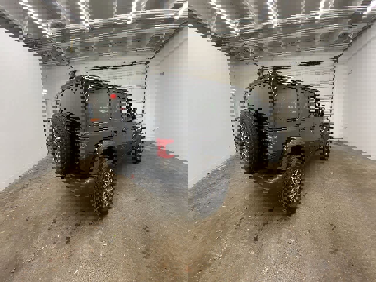 Used 2025 Jeep Wrangler Sahara image 6