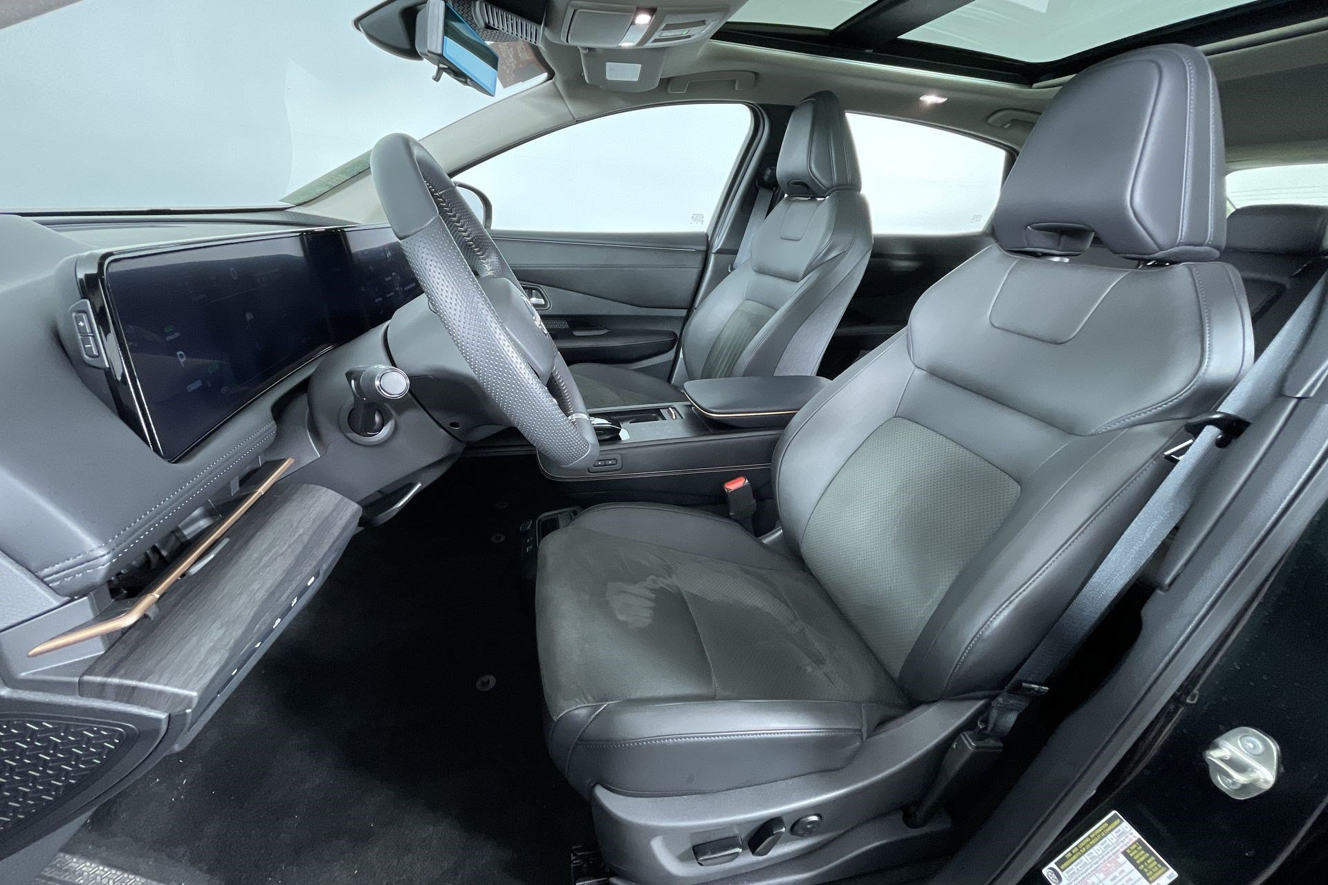 Certified 2024 Nissan Ariya AWD image 14