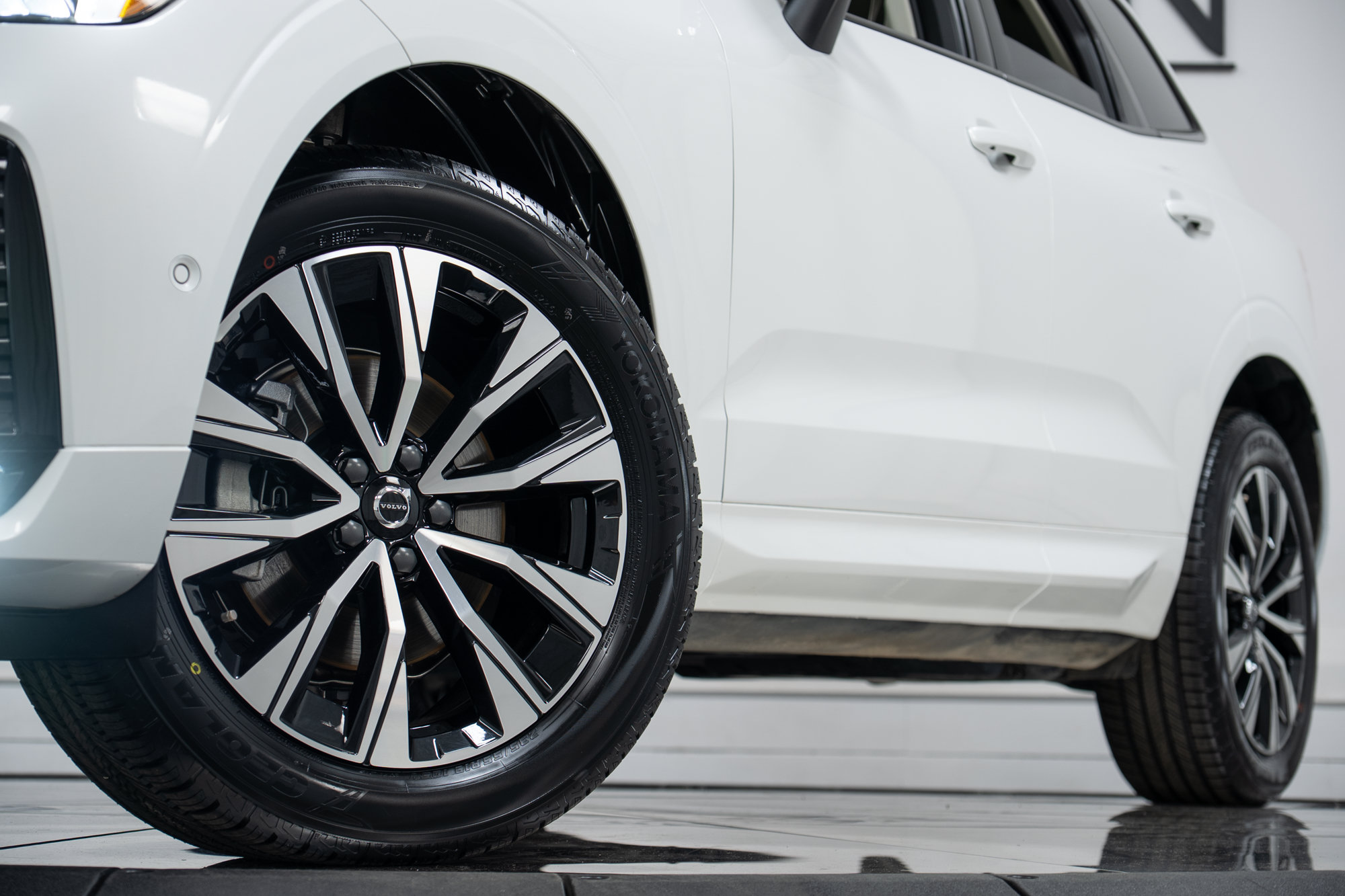 Certified 2025 Volvo XC60 B5 Plus AWD/4WD image 27