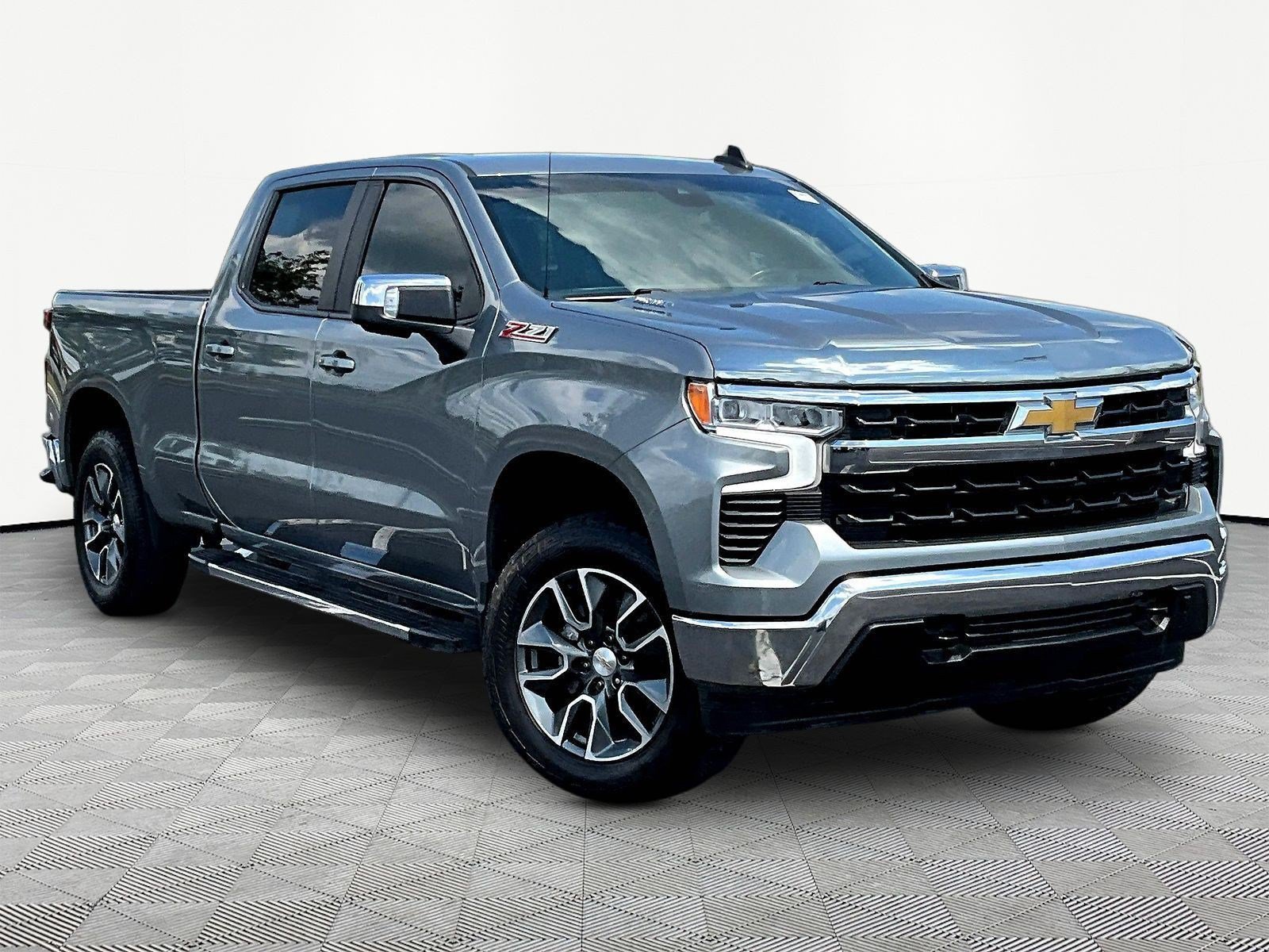 Used 2023 Chevrolet Silverado 1500 LT w/ Z71 Off-Road Package AWD/4WD image 3