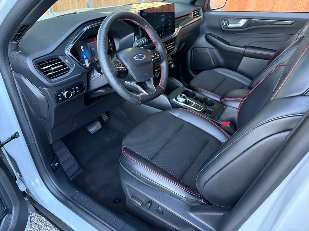 Used 2025 Ford Escape ST-Line w/ Equipment Group 301A image 2