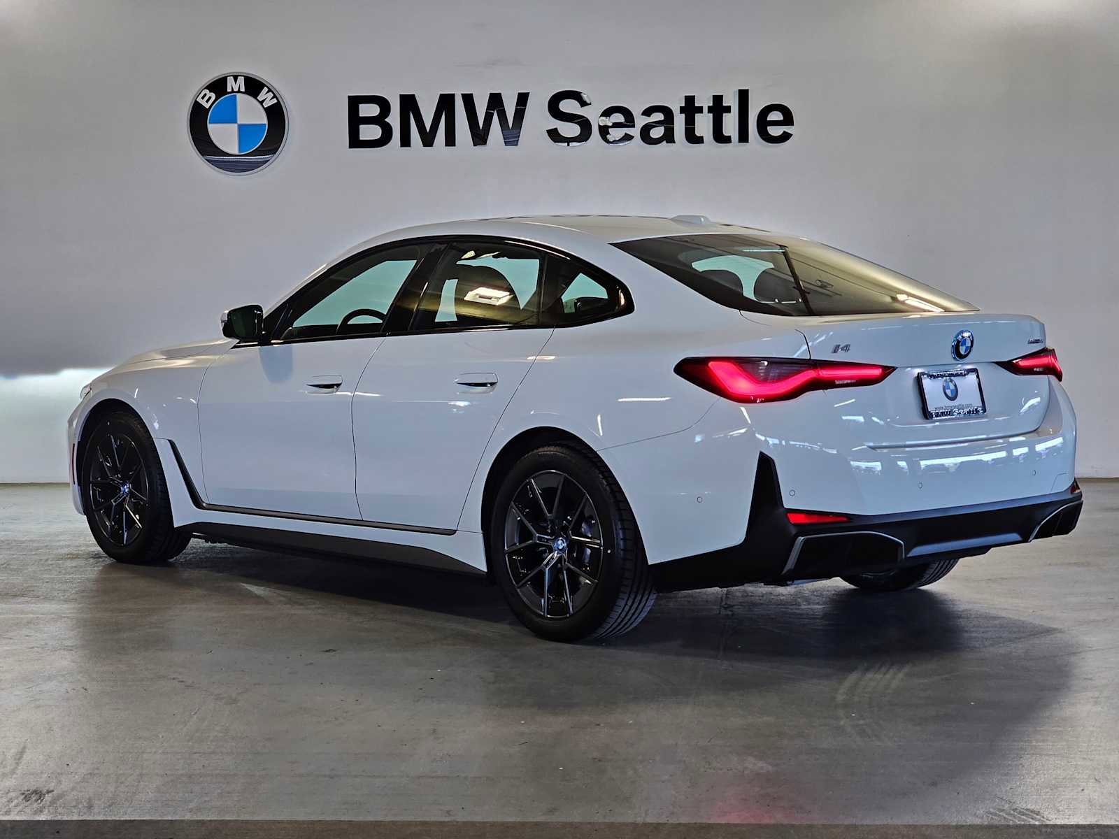 Used 2023 BMW i4 eDrive35 RWD image 4