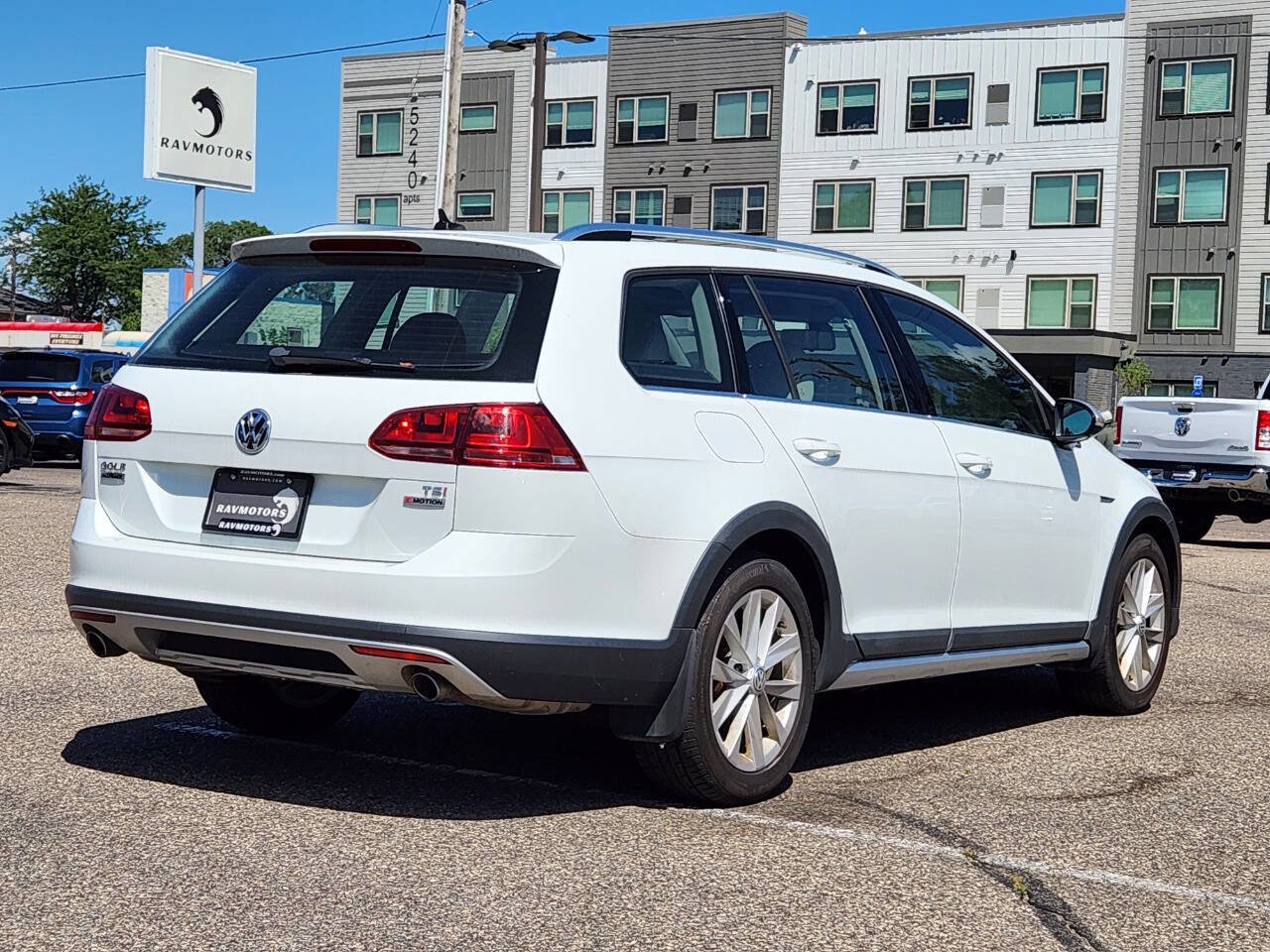 Used 2017 Volkswagen Golf Alltrack SE image 9
