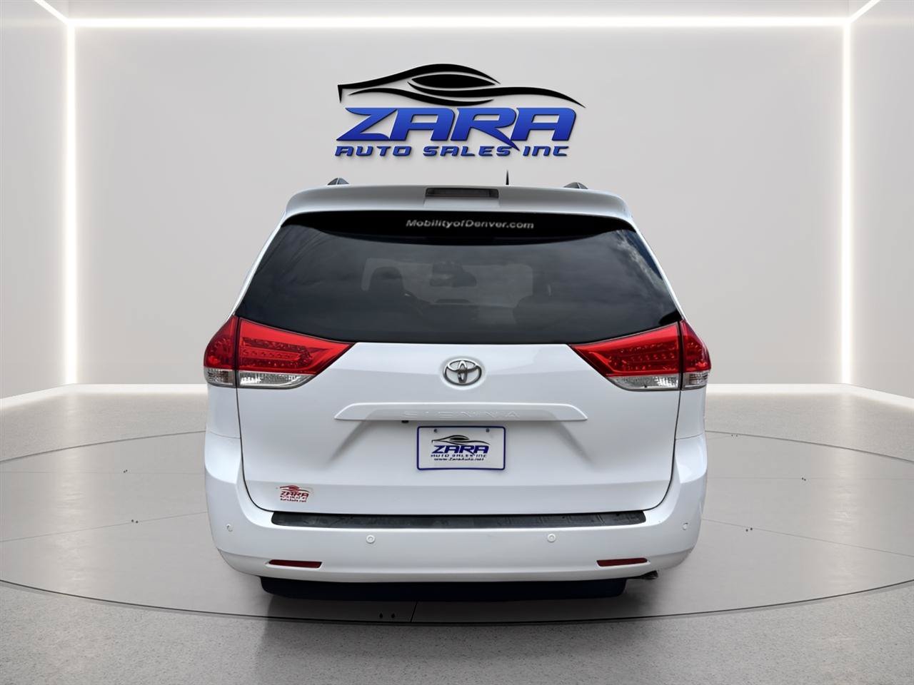 Used 2011 Toyota Sienna XLE w/ Premium Pkg FWD image 4