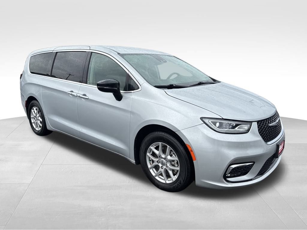 Used 2024 Chrysler Pacifica Touring-L image 8