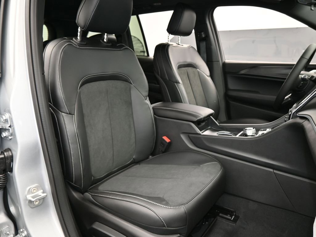 New 2025 Jeep Grand Cherokee Altitude image 36