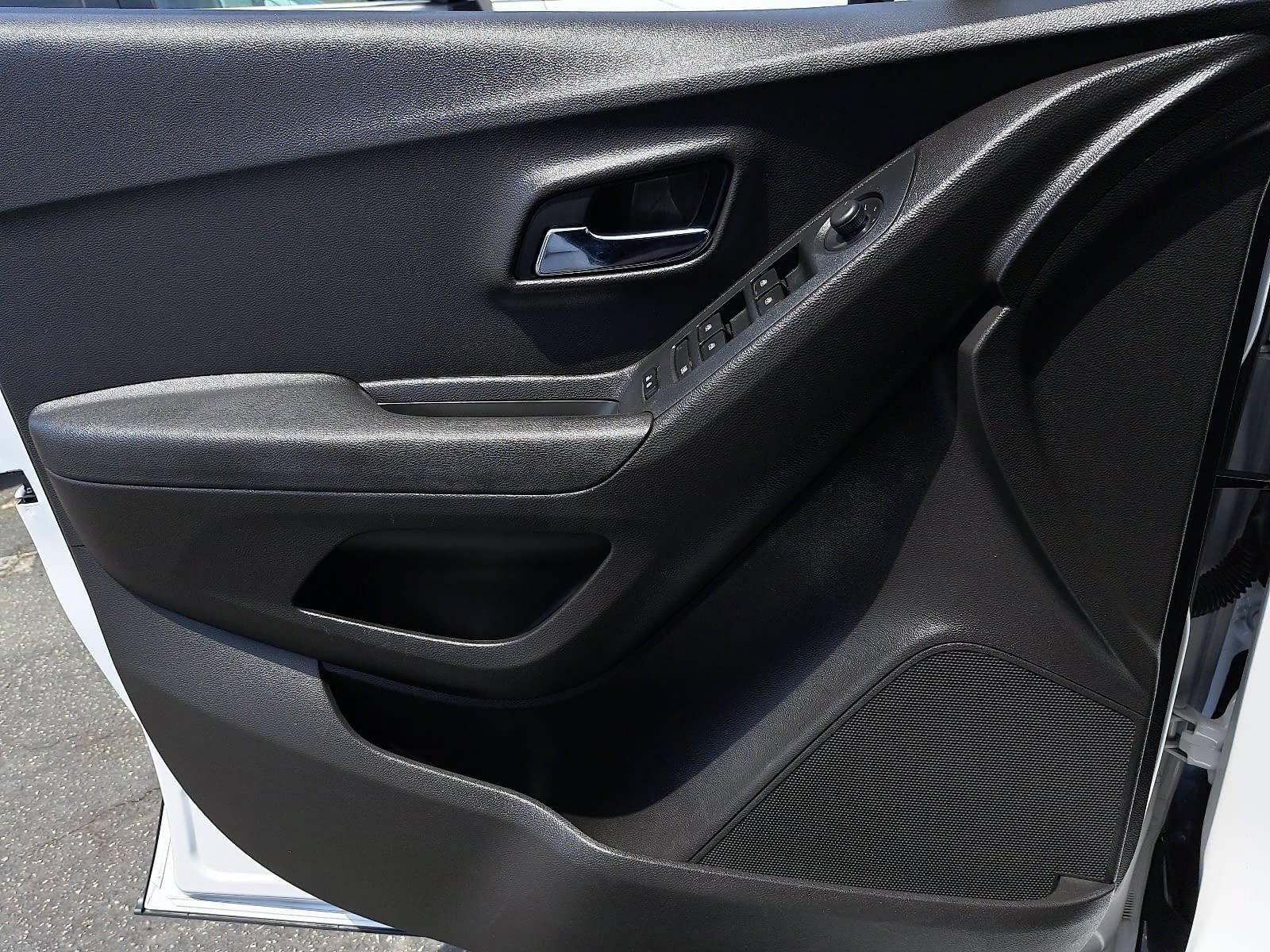 Used 2018 Chevrolet Trax LT w/ Redline Edition FWD image 26