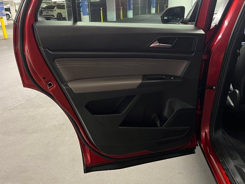 Certified 2022 Volkswagen Atlas Cross Sport SE w/ Panoramic Sunroof Package AWD/4WD image 18