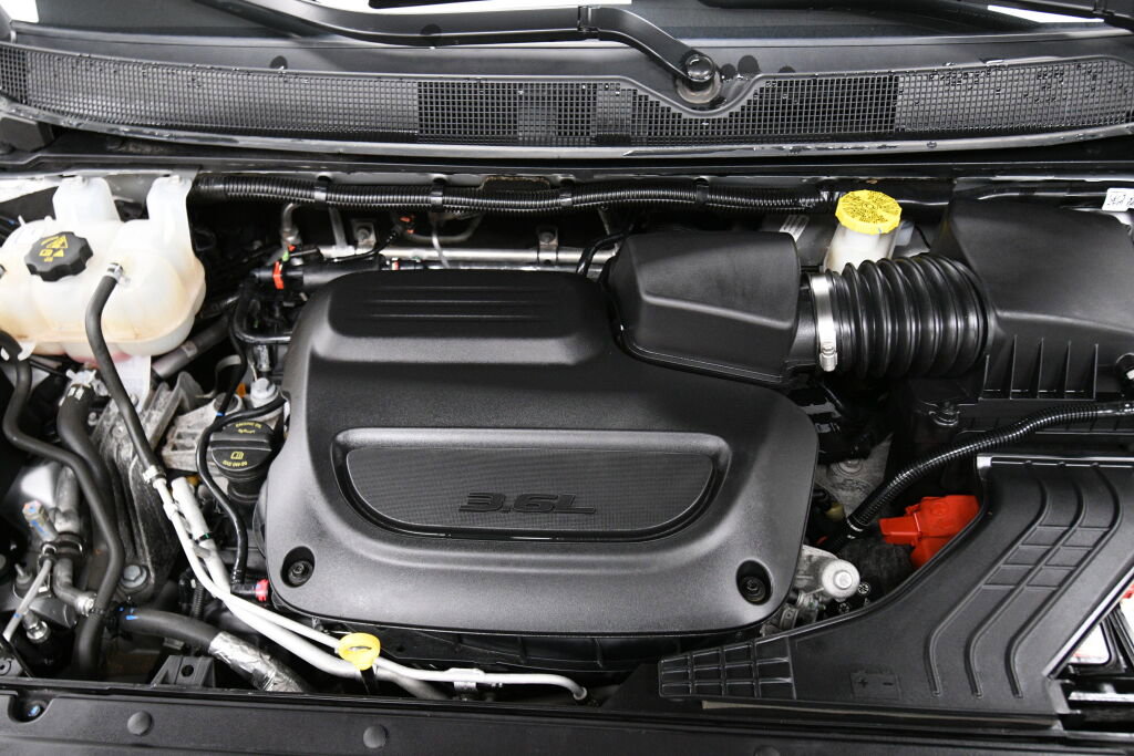 Used 2024 Chrysler Pacifica Touring-L FWD image 33