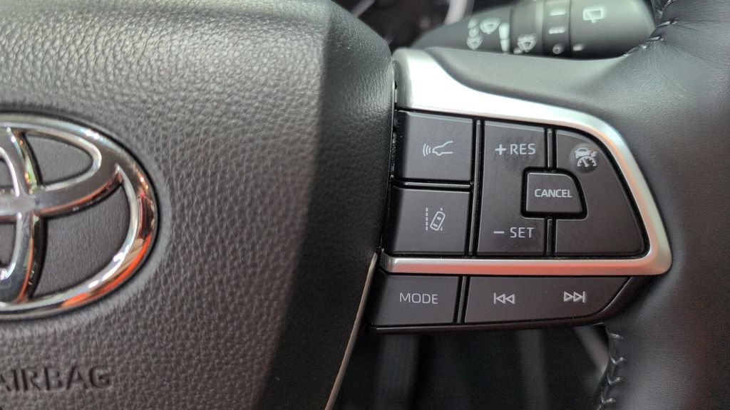 Used 2024 Toyota Highlander XLE AWD/4WD image 11