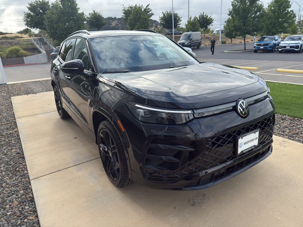 New 2025 Volkswagen Tiguan SE R-Line image 3