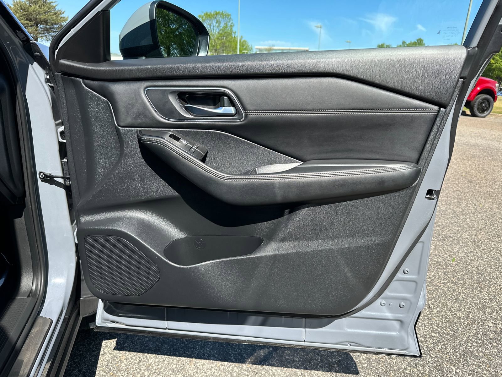 Used 2024 Nissan Rogue Platinum w/ Platinum Premium Package image 12