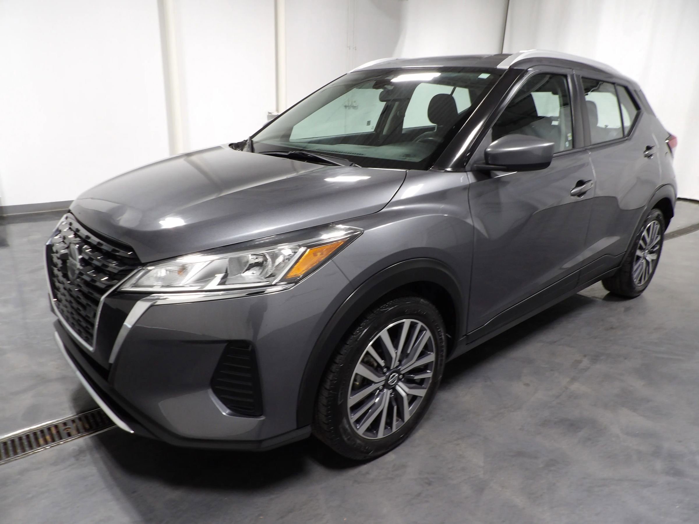 Used 2021 Nissan Kicks SV image 3