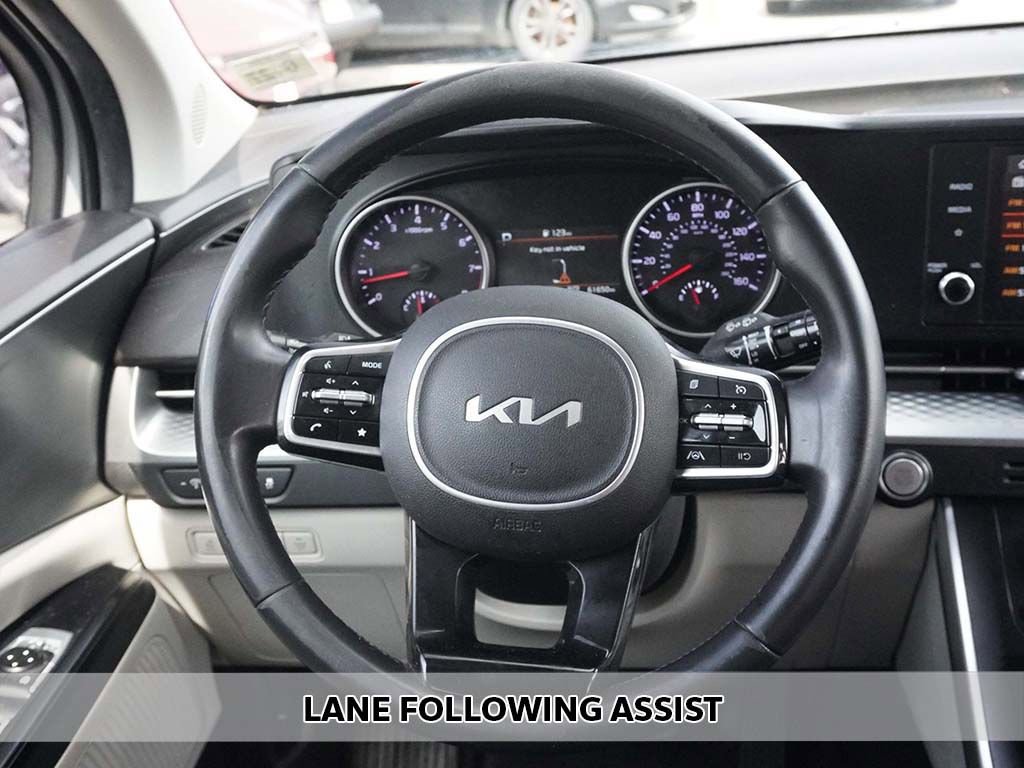 Used 2023 Kia Carnival LX image 3