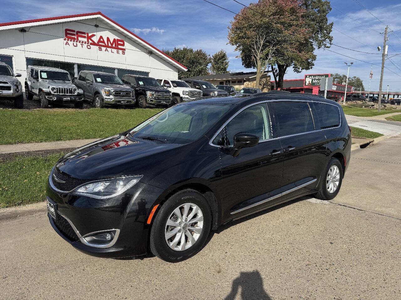 Used 2017 Chrysler Pacifica Touring-L FWD image 1