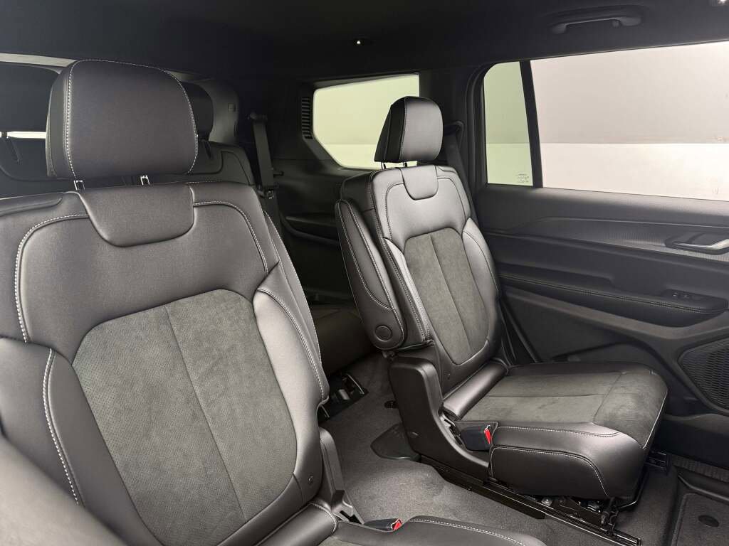 New 2025 Jeep Grand Cherokee L Laredo image 22