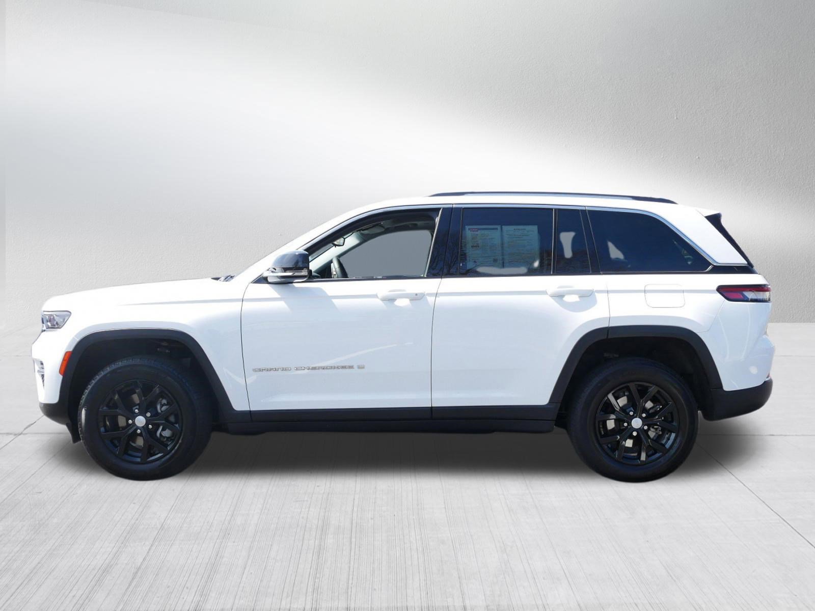 Used 2023 Jeep Grand Cherokee Limited AWD/4WD image 4