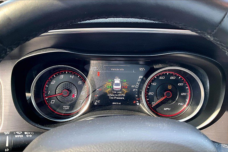 Used 2017 Dodge Charger SE RWD image 18