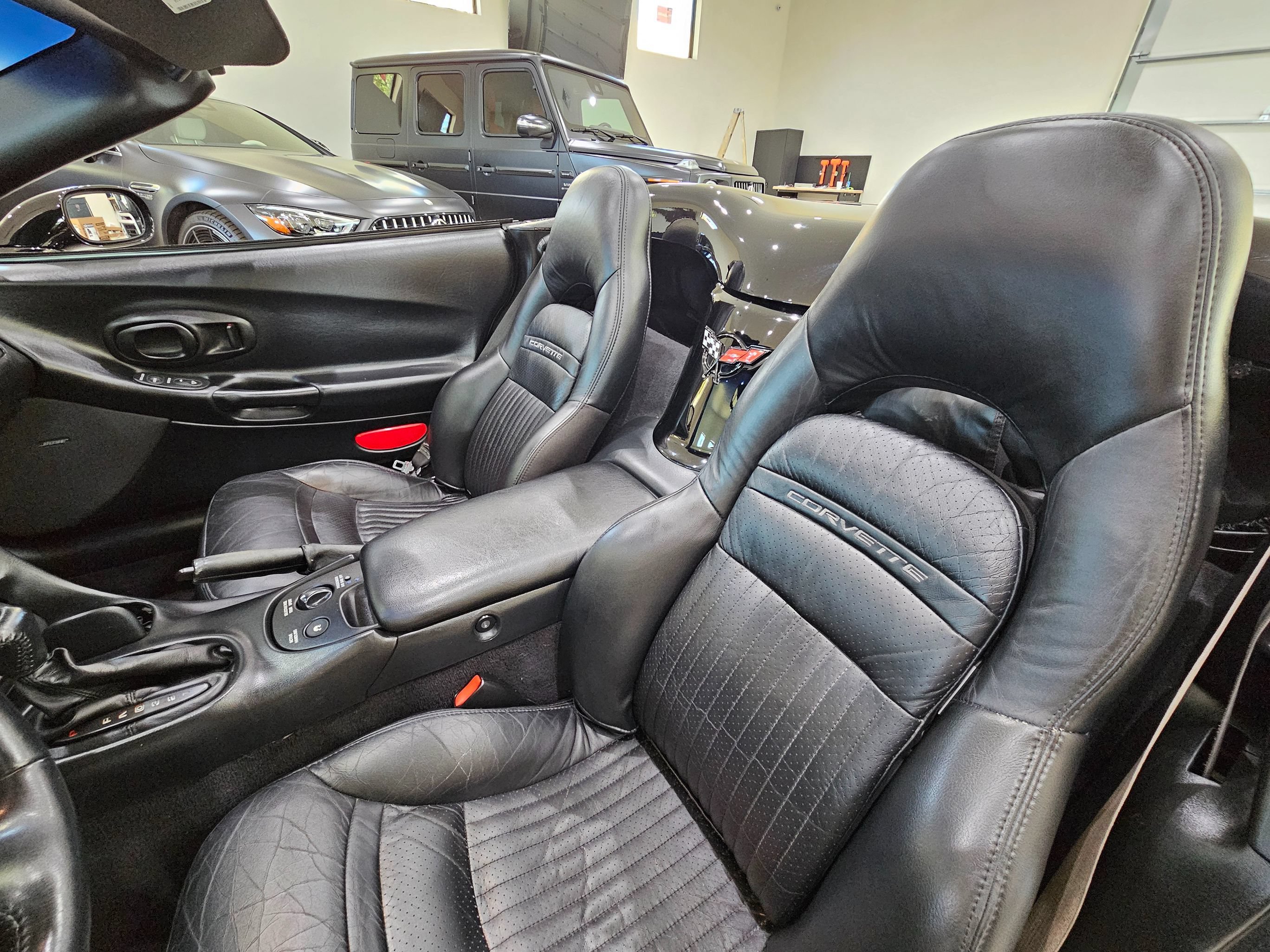 Used 2004 Chevrolet Corvette Convertible w/ Preferred Equipment Group RWD image 27