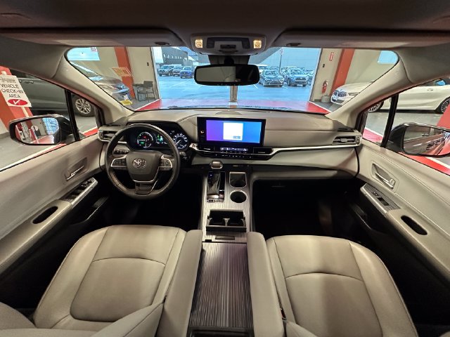 Certified 2025 Toyota Sienna XLE FWD image 24