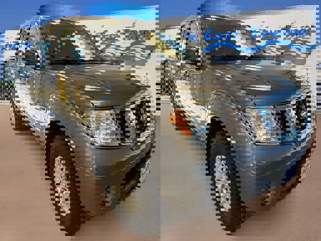 Used 2017 Nissan Frontier SV image 2